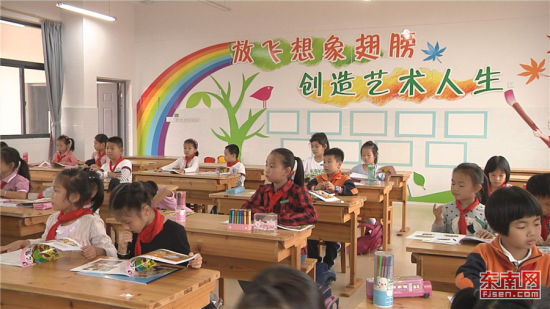 孩子们在三官堂小学上课。 张立庆摄 孩子们在三官堂小学上课。 张立庆摄